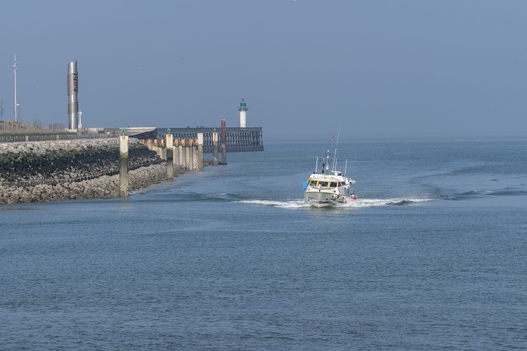 Un bateau de pêche à l’entrée du port de Calais